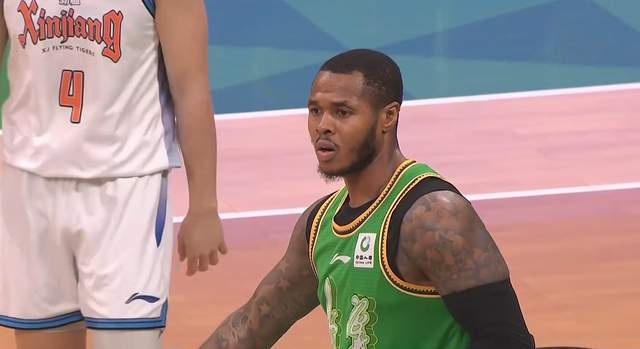 云开体育-这也叫外援？打了3场比赛18投3中，三分球7投0中，杨鸣又被坑惨了