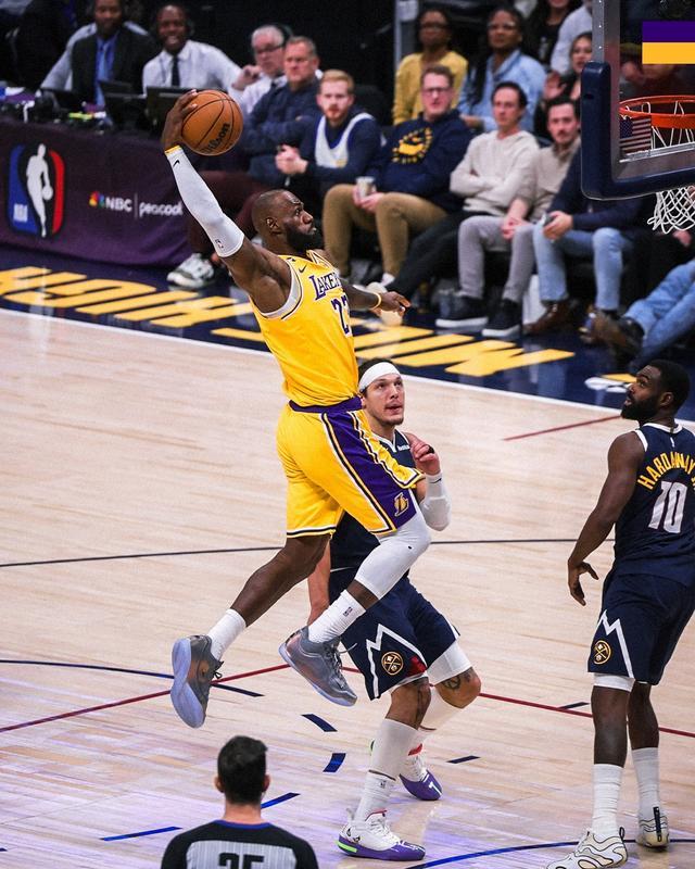 云开体育-准三双+末节单臂战斧暴扣，詹姆斯15中8得19分9板8助，正负值+13