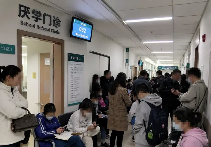 云开体育官网-休学门诊挤满了初三学生，北大教培人揭开真相：三条路全被堵死，他们无处可逃